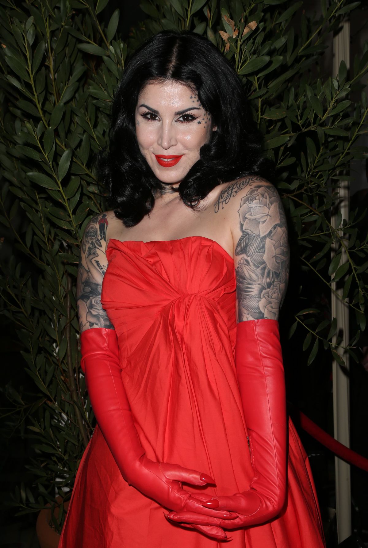 Kat Von D Pregătește O Nouă Colecție De Produse De Machiaj și Arată