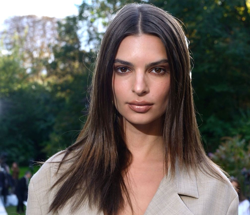 Emily Ratajkowski nu se poate uita în oglindă pentru că este „sătulă de ea însăși”