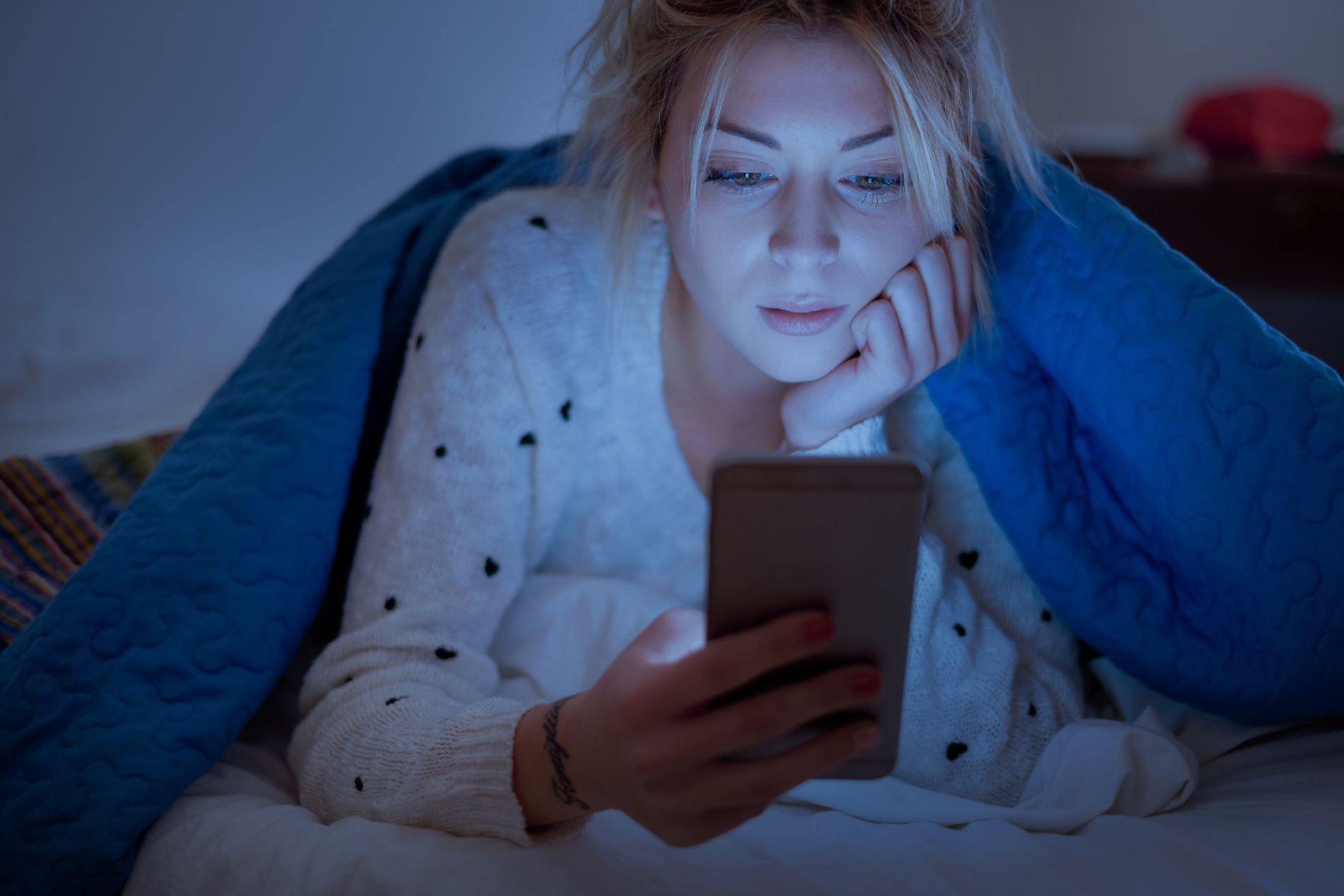 Ce efecte poate avea asupra tenului lumina albastră de la telefon