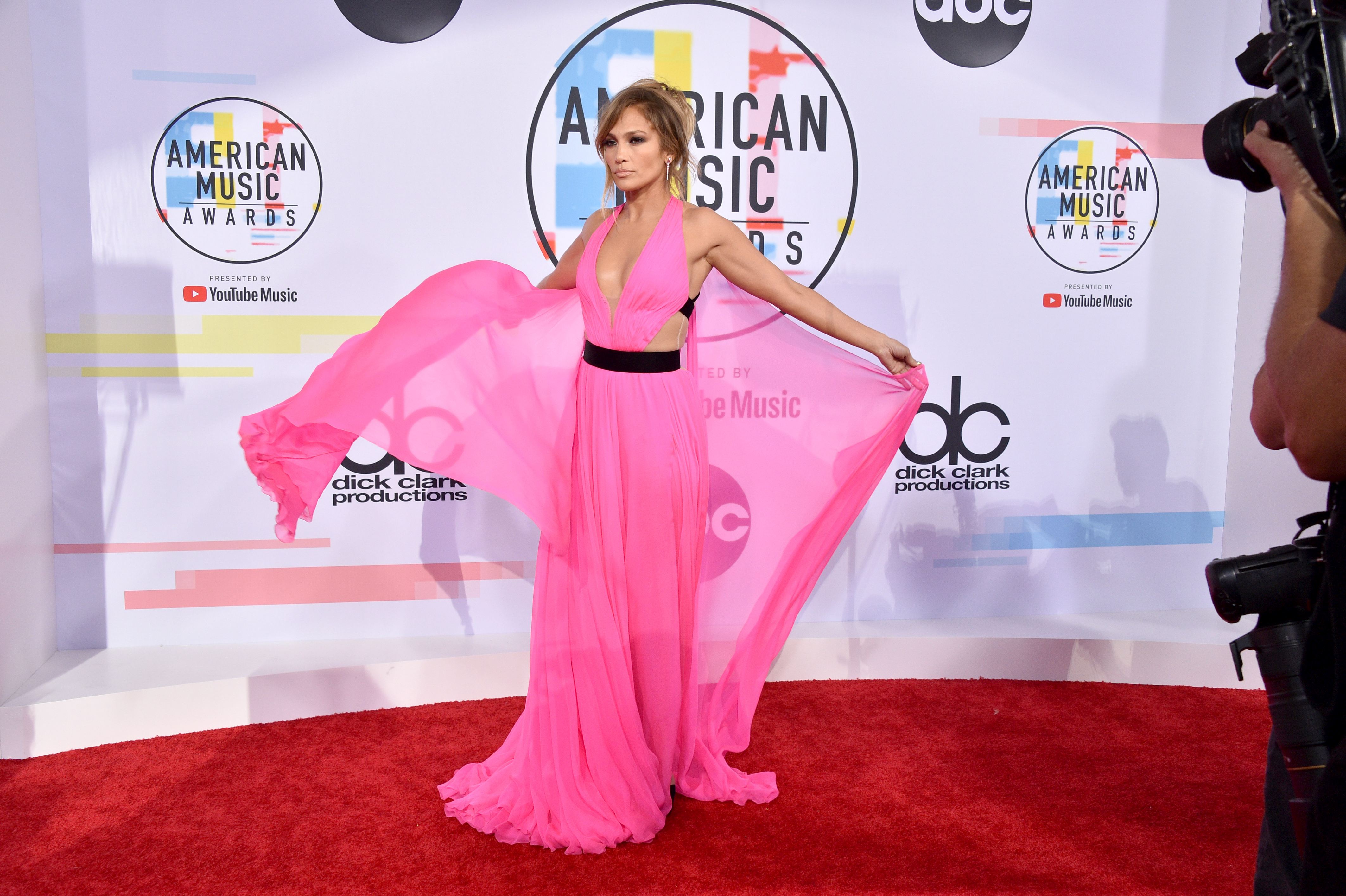 Jennifer-Lopez-american-music-awards-2018-tinute-covor-rosu