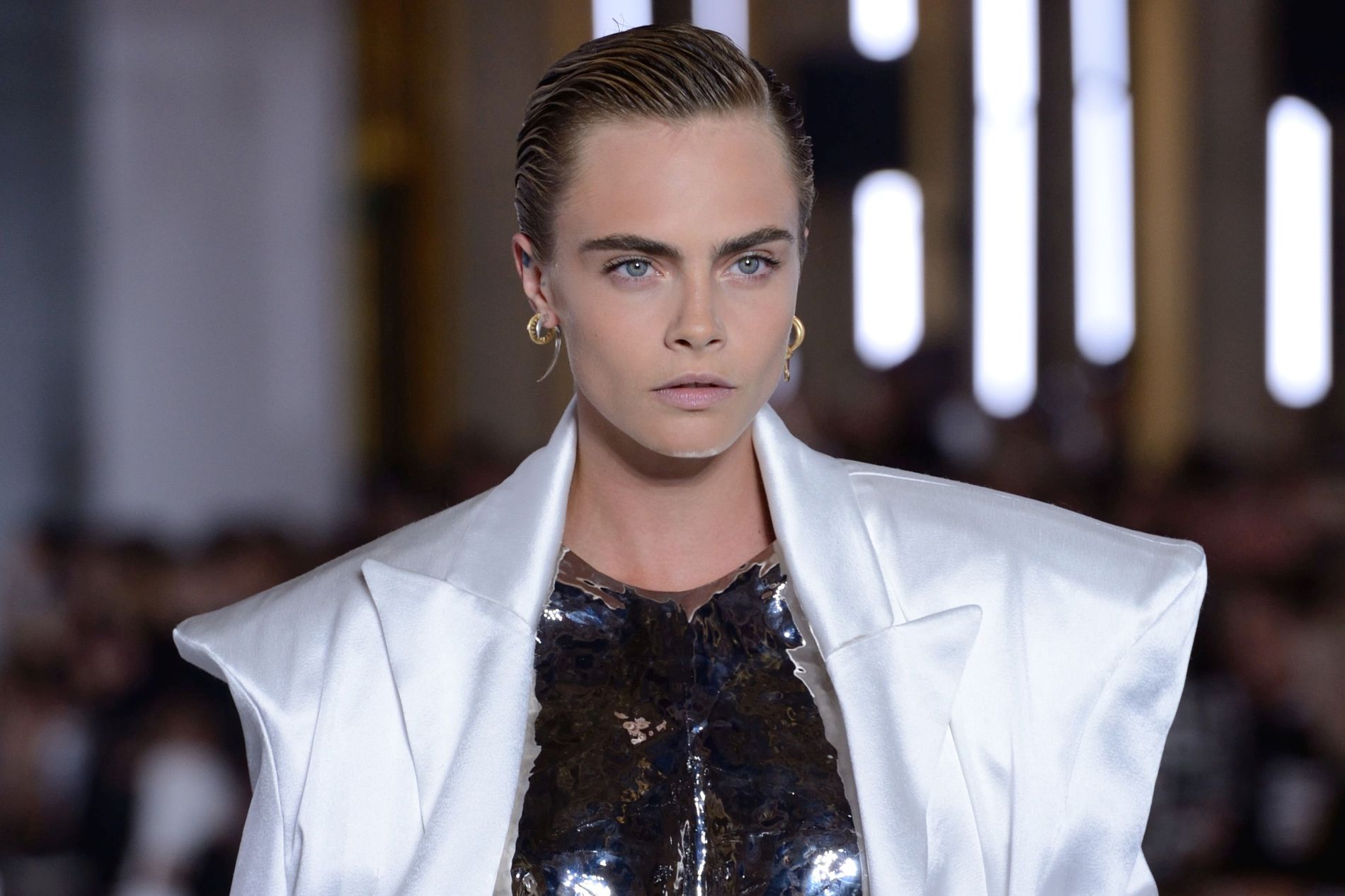 Cara Delevingne are întotdeauna aceste produse de beauty în neseser