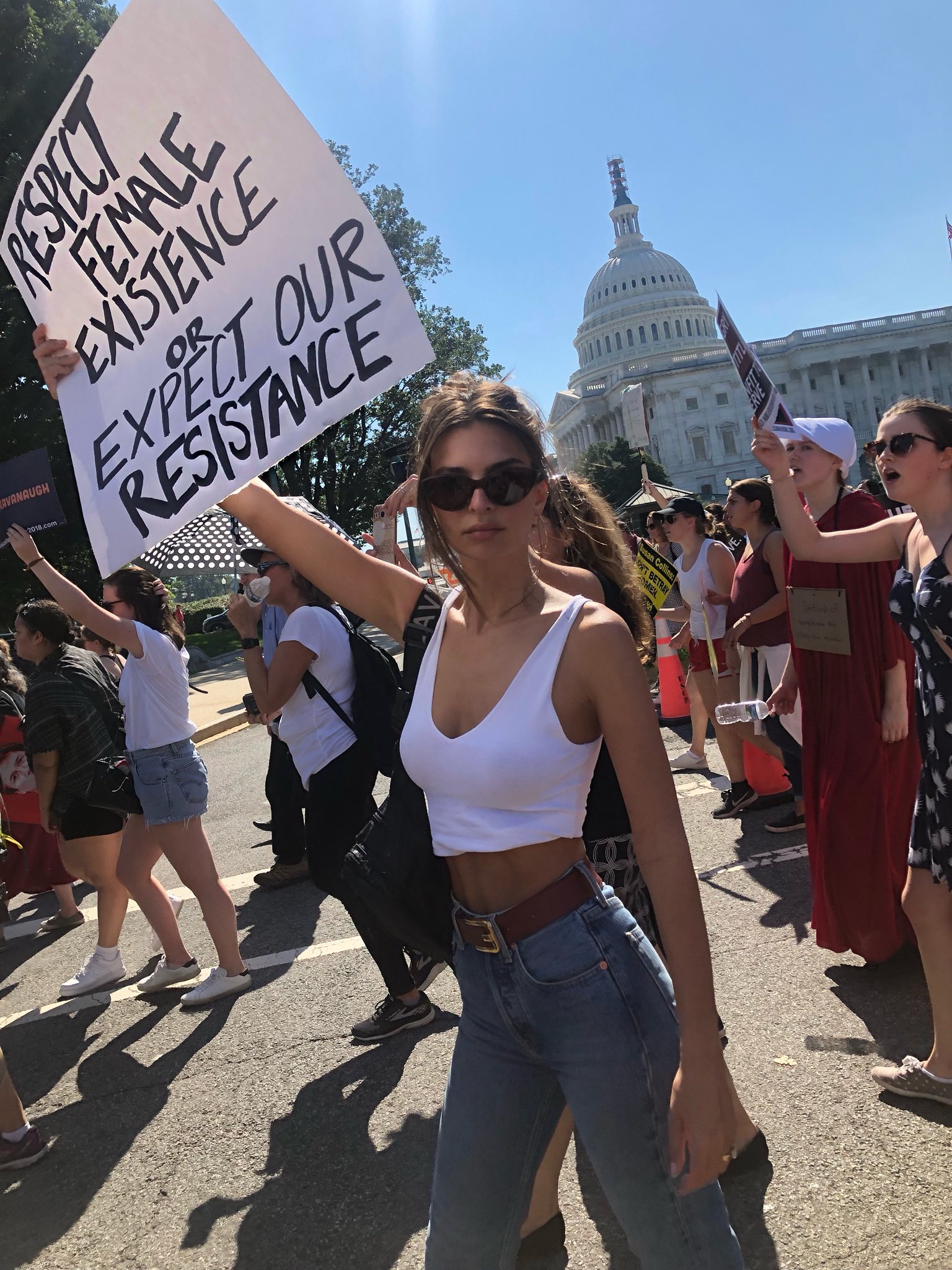 Emily Ratajkowski și Amy Schumer au fost arestate împreună la un protest pentru drepturile femeilor