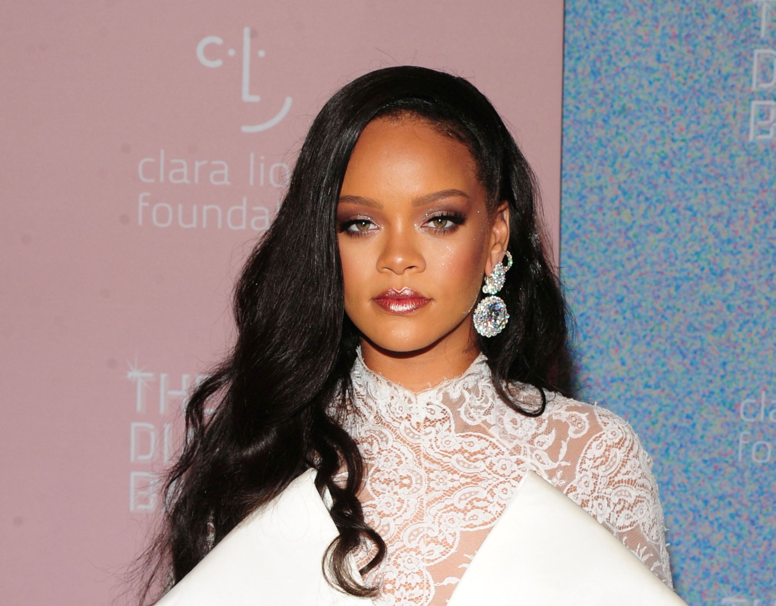 Rihanna a lansat un ruj negru la timp pentru Halloween