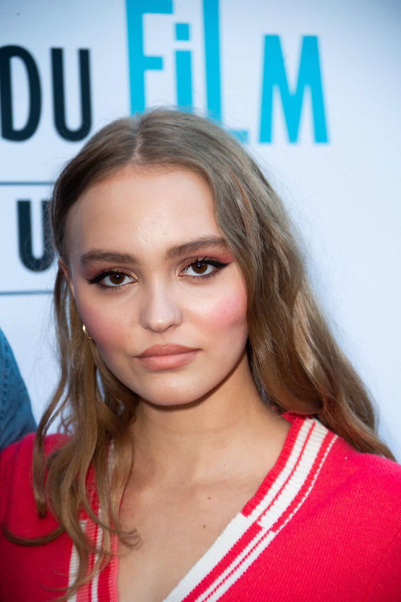 Lily-Rose Depp are un truc genial pentru a scăpa de pungile de sub ochi