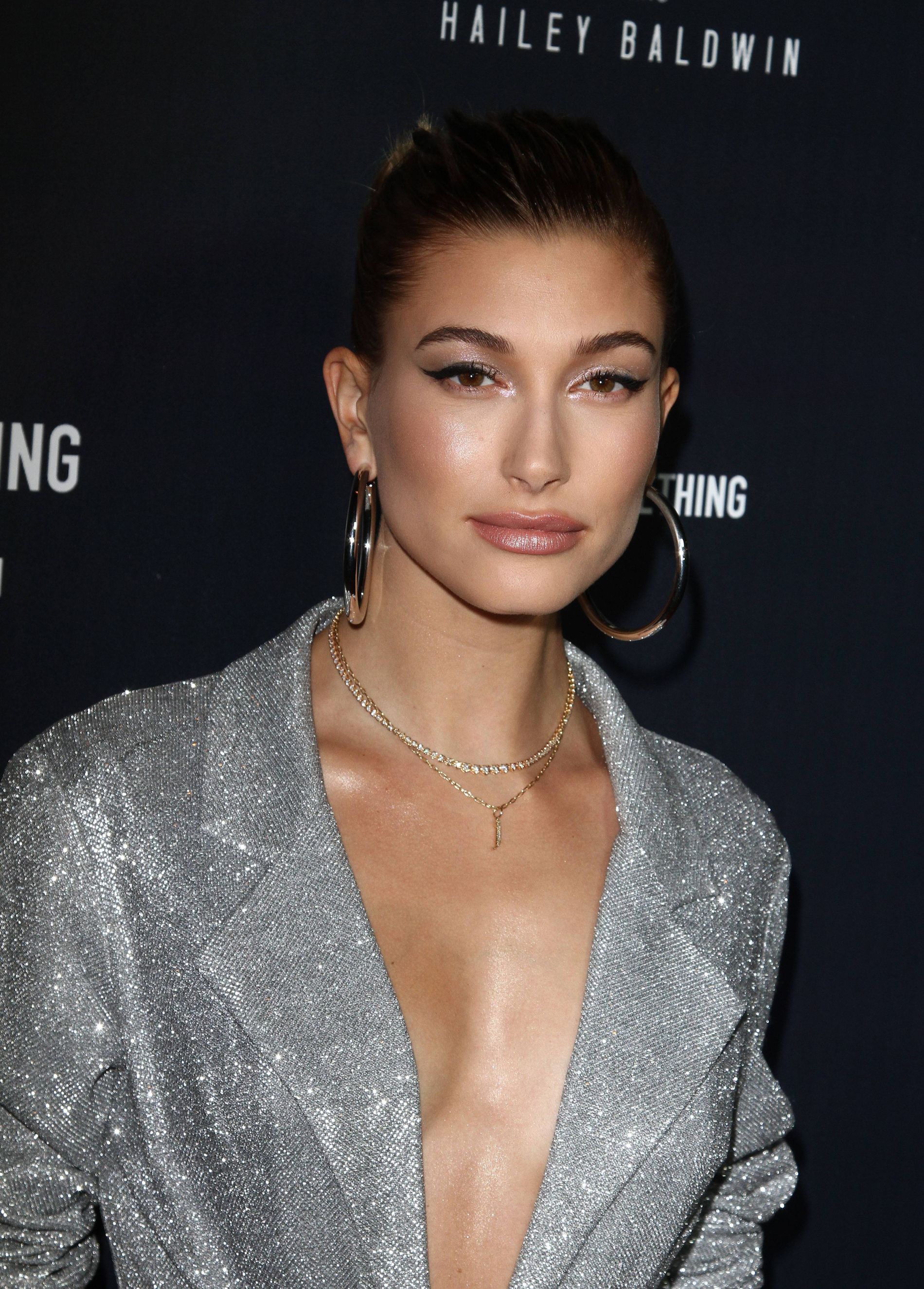 Trei reguli de beauty care îi asigură lui Hailey Baldwin un ten perfect