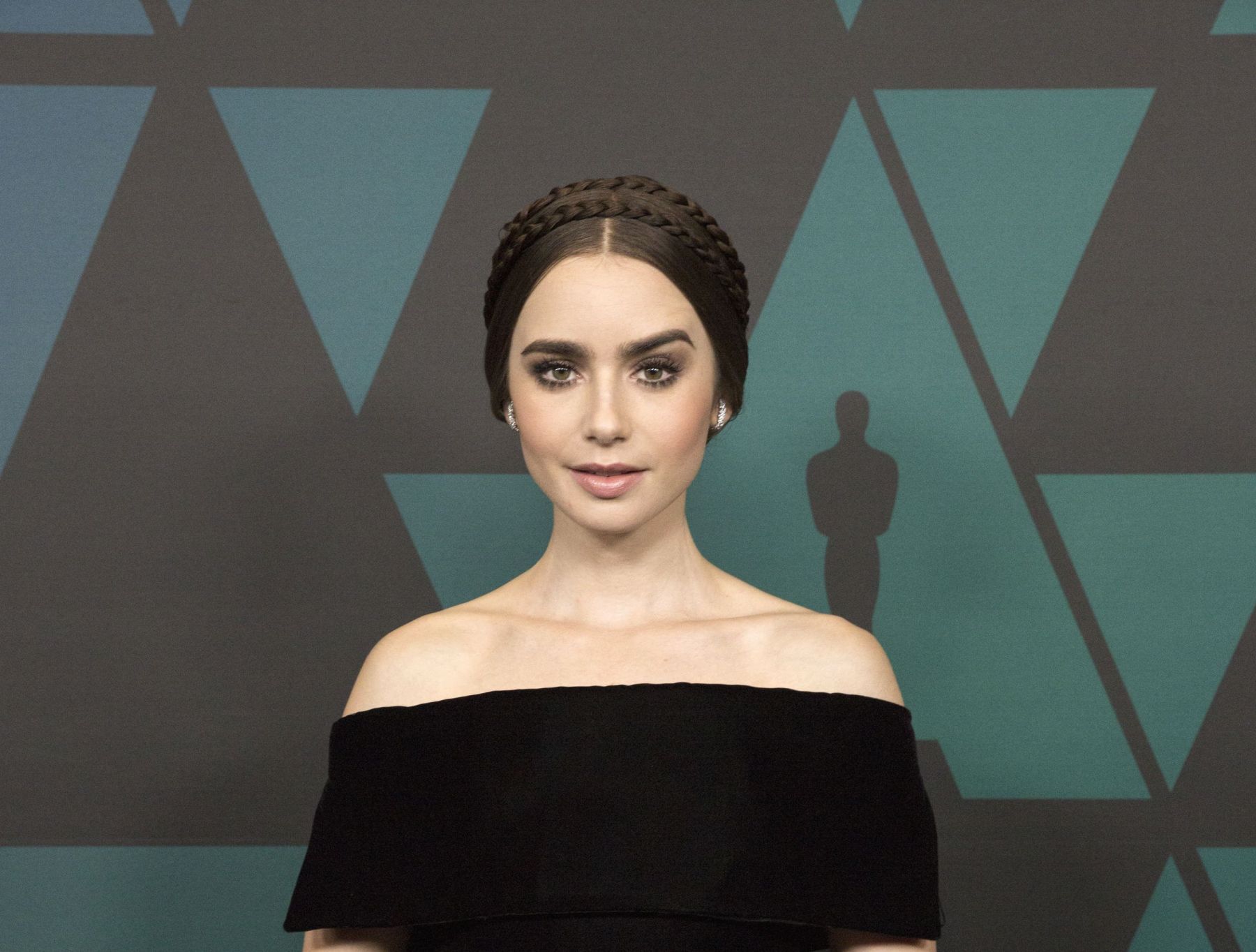 Lily Collins a dezvăluit secretul sprâncenelor sale fabuloase
