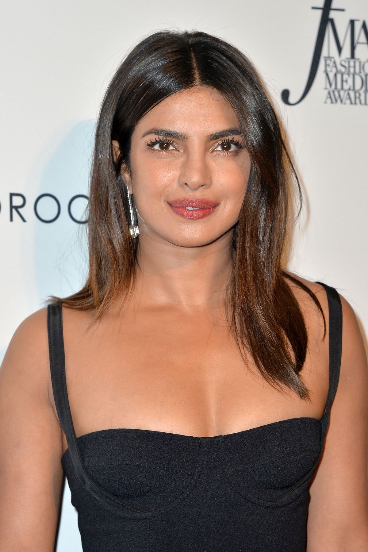 Tot ce trebuie să știi despre machiajul superb purtat de Priyanka Chopra la nuntă