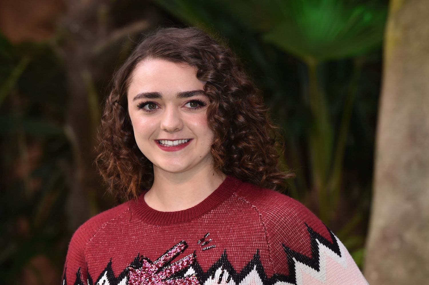 Maisie Williams și-a vopsit părul în culoarea gumei de mestecat